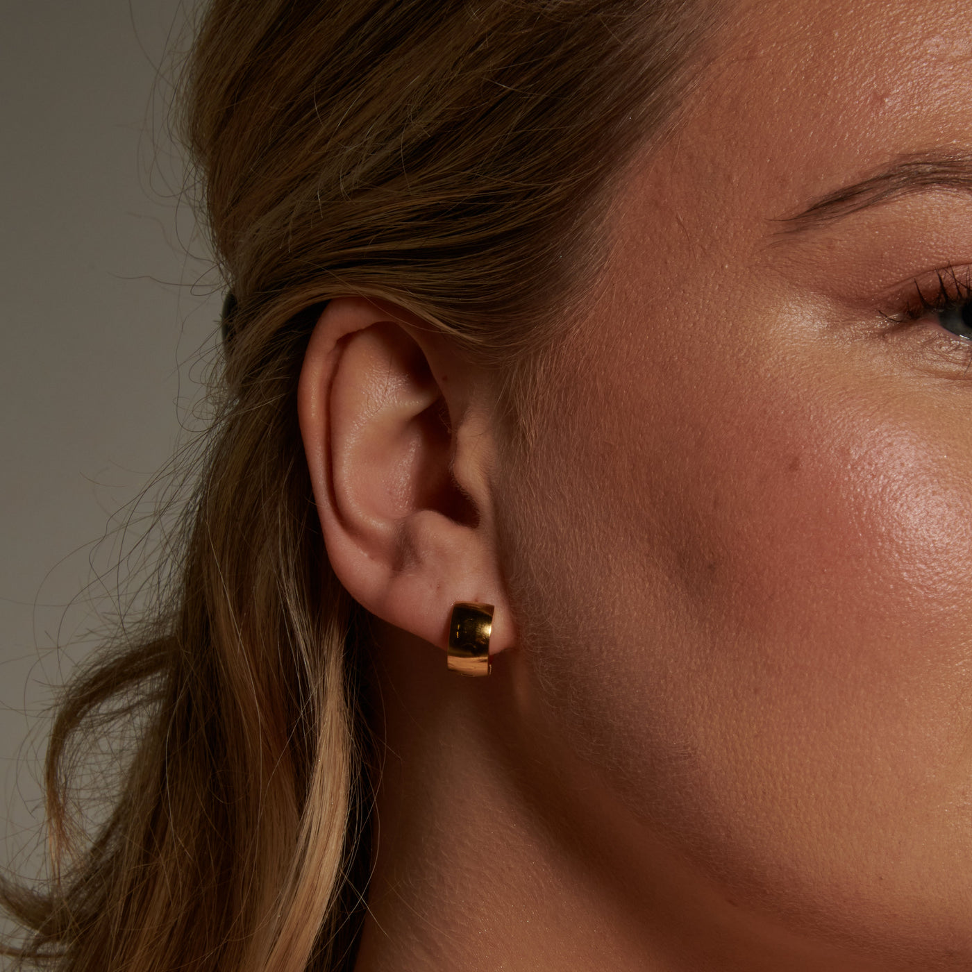 LIVIA Mini Gold Hoop Earrings